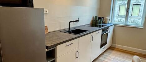 Kühlschrank, Mikrowelle, Ofen, Herdplatte