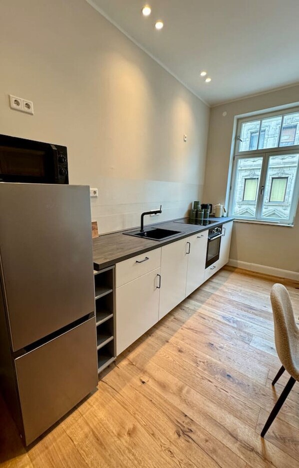 Fridge, microwave, oven, stovetop