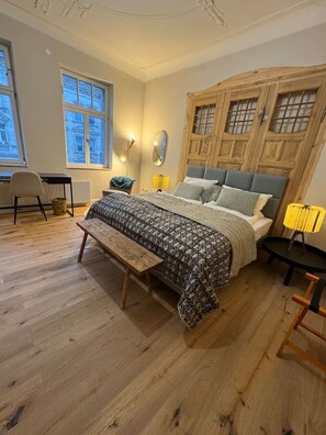 2 bedrooms, desk, free WiFi, bed sheets - Central city-apartment for four people. (Fürth)