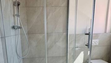 SĂšche-cheveux, serviettes fournies