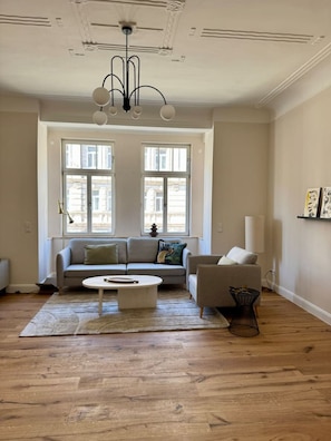 Smart TV - 3-room, 1 living- 2 bedrooms (Fürth)