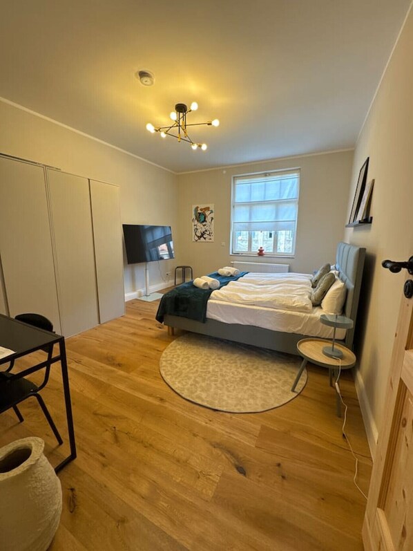 3 bedrooms, desk, free WiFi, bed sheets