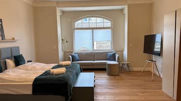 3 bedrooms, desk, free WiFi, bed sheets