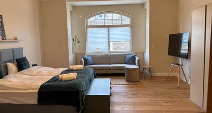 3-room apartment for groups of up to 6, near the train station