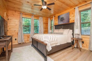 3 slaapkamers, een strijkplank/strijkijzer, wifi, beddengoed