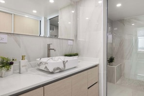 Shower, hair dryer, towels