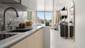 Cocina moderna con una isla grande, horno integrado y vistas a la ciudad.