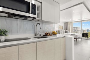 Refrigerador, microondas, placa de cocina, cafetera/tetera