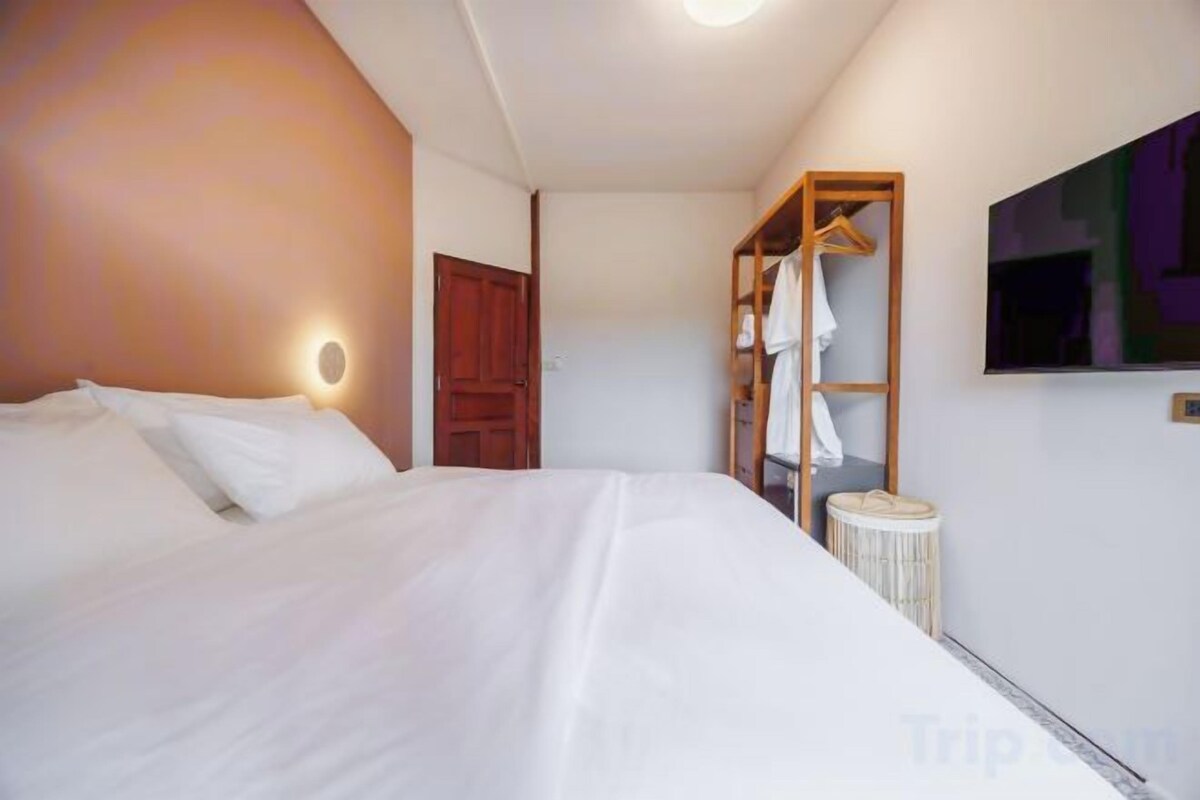 Minibar, desk, WiFi (free), bed sheets