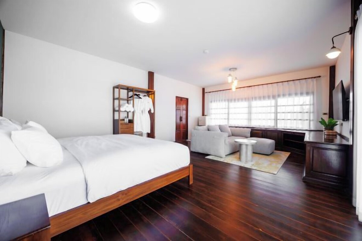 Minibar, desk, free WiFi, bed sheets