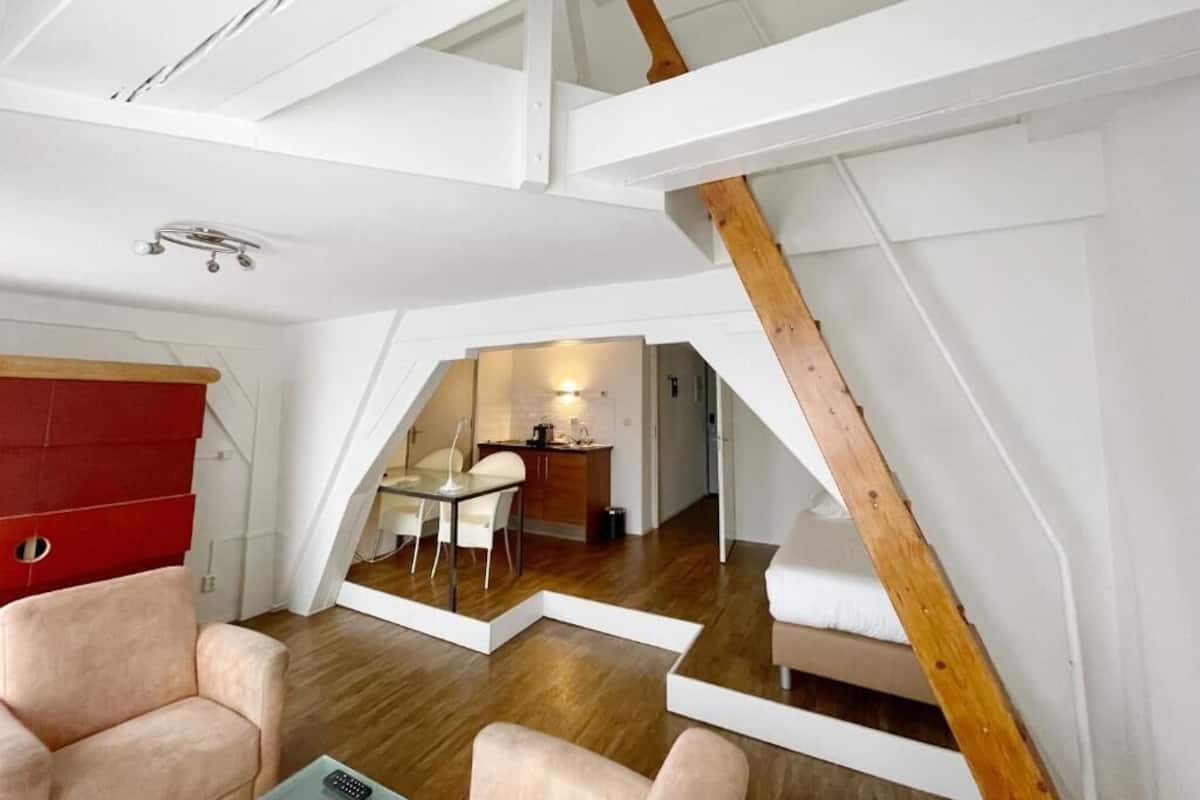 Studio, 3 Twin Beds | Desk, laptop workspace, iron/ironing board, free WiFi
