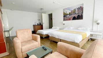 Quarto triplo conforto | Escrivaninha, espaço de trabalho para notebook