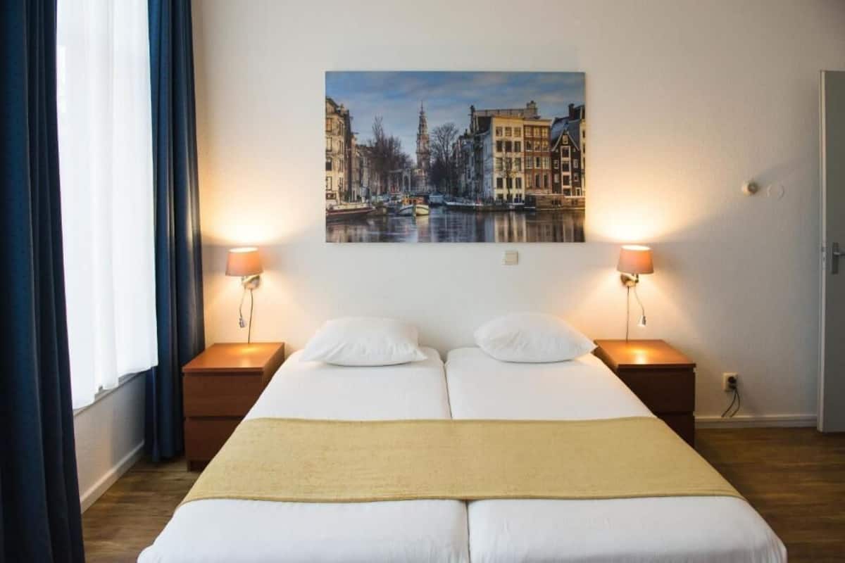Desk, laptop workspace, iron/ironing board, free WiFi