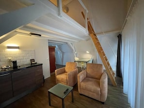 Studio, 3 Twin Beds | Desk, laptop workspace, iron/ironing board, free WiFi