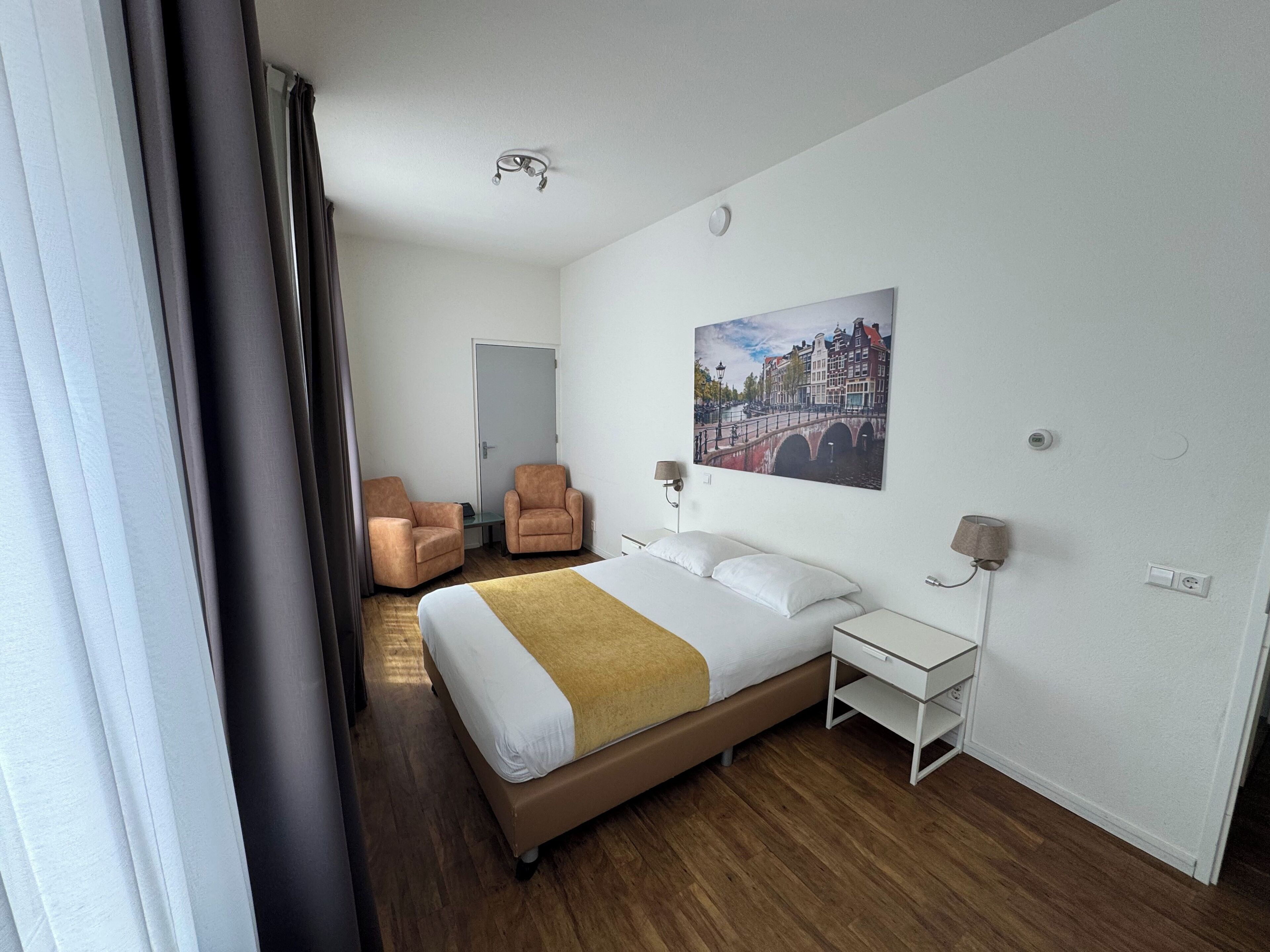 Phòng đơn, 1 giường đơn lớn | Bàn, khu vực làm việc phù hợp cho laptop, bàn ủi/dụng cụ ủi quần áo 