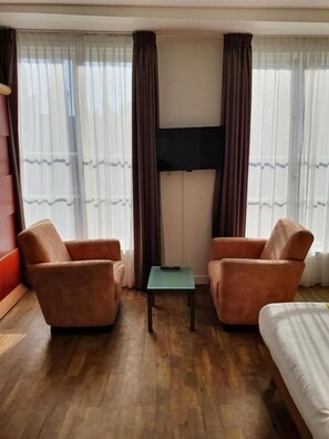 Desk, laptop workspace, iron/ironing board, free WiFi