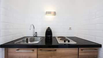 Escritorio y espacio para trabajar con laptop