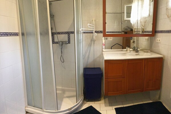 Shower, towels - House with pool, Mouries Alpilles Provence 6 persons (Mouriès)