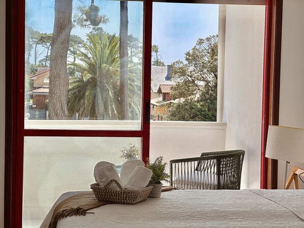 3 slaapkamers, een strijkplank/strijkijzer, gratis wifi, beddengoed