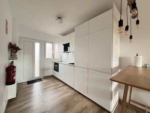 Kühlschrank, Mikrowelle, Ofen, Wasserkocher mit Kaffee-/Teezubehör