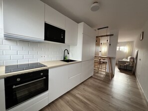 Fridge, microwave, oven, coffee/tea maker