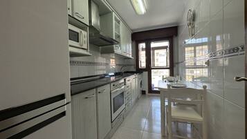 Jääkaappi, mikroaaltouuni, uuni, kahvin-/teenkeitin