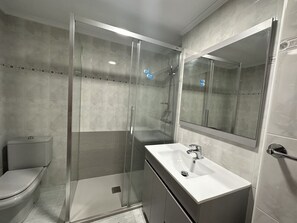 Sèche-cheveux, serviettes fournies