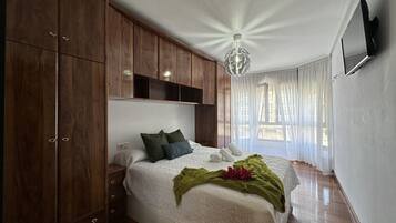 2 makuuhuonetta, silitysrauta/-lauta