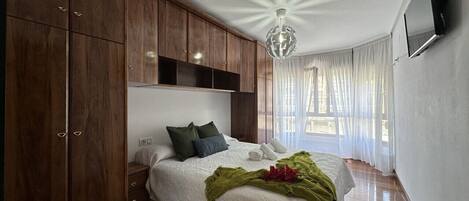 2 間睡房、熨斗/熨衫板