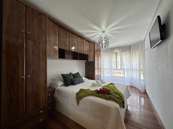 2 habitaciones y tabla de planchar con plancha 