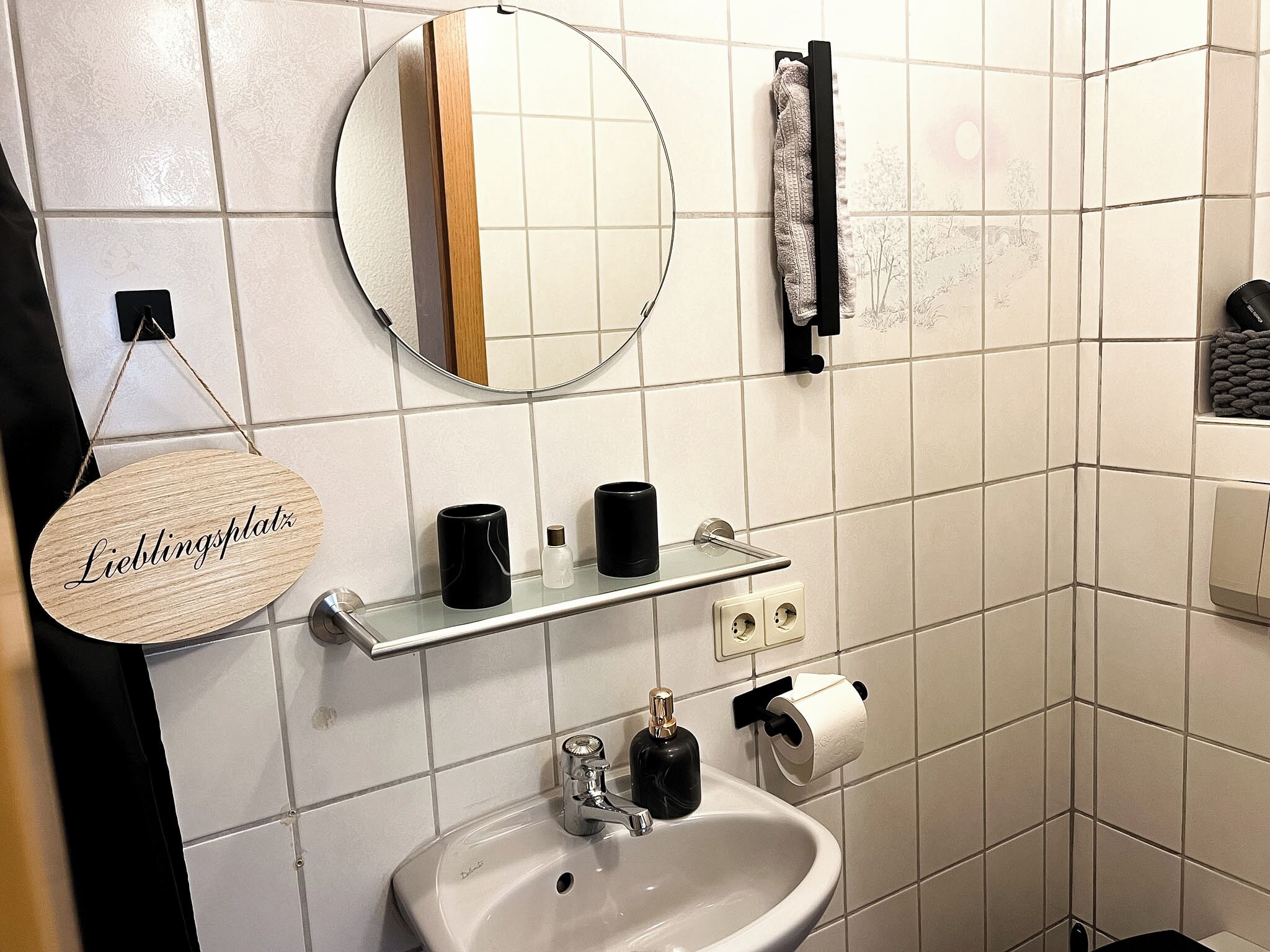 Een douche, een haardroger, handdoeken, zeep