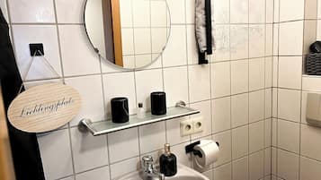 Een douche, een haardroger, handdoeken, zeep