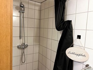 Dusj, hårføner, håndklær og såpe
