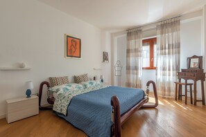 2 quartos, ferros/tábuas de passar roupa, Wi-Fi, roupa de cama