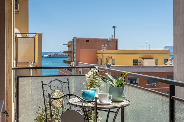 Outdoor dining - La Cassatella Family Home a 5-minute walk from the city center (Palermo)