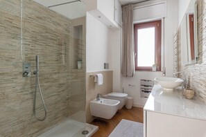Dusche, Haartrockner, Bidet, Handtücher