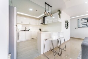 Geladeira, micro-ondas, fogão, cooktop