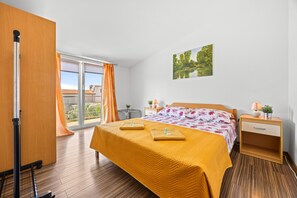 Safe på rommet, strykejern/-brett og reiseseng for barn