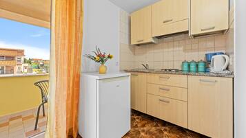 Fridge, microwave, stovetop, coffee/tea maker