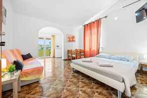 Iron/ironing board, free WiFi, bed sheets - Studio Vito with Balcony (Galižana)