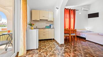 Iron/ironing board, free WiFi, bed sheets