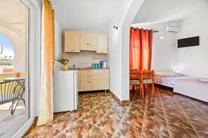 Iron/ironing board, free WiFi, bed sheets