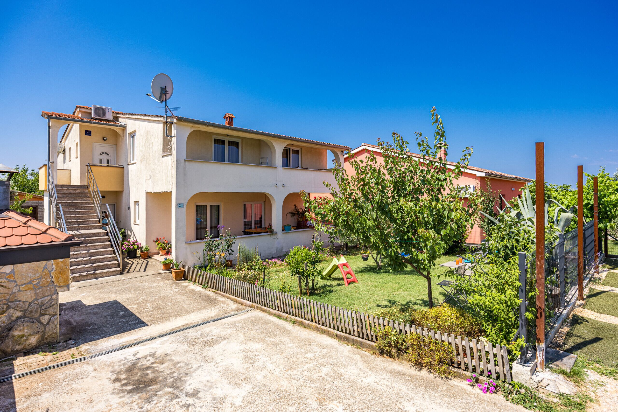 المنشأة من الخارج