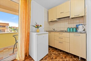 Fridge, microwave, stovetop, coffee/tea maker