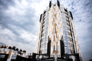 Un hotel alto con fachada estampada y varios balcones.