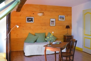 Standard-Dreibettzimmer | Wohnbereich