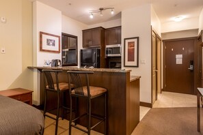 1 bedroom, travel cot, free WiFi, bed sheets - Studio with Kitchen, Great Location (Fernie)