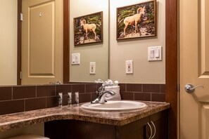 Hair dryer, towels - Studio with Kitchen, Great Location (Fernie)