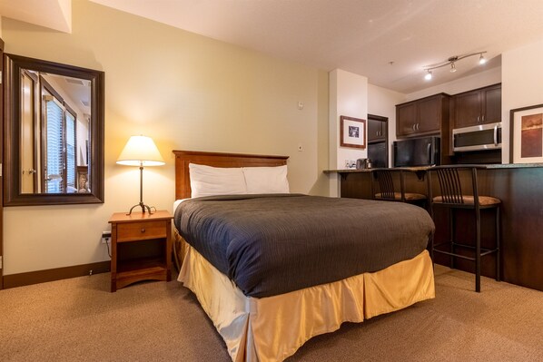 1 bedroom, travel cot, free WiFi, bed sheets - Studio with Kitchen, Great Location (Fernie)