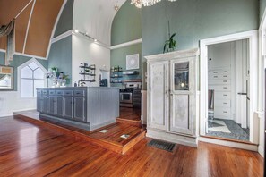 House, Multiple Beds, Kitchen, Garden View (Castillo de la Paz Church) | Interior